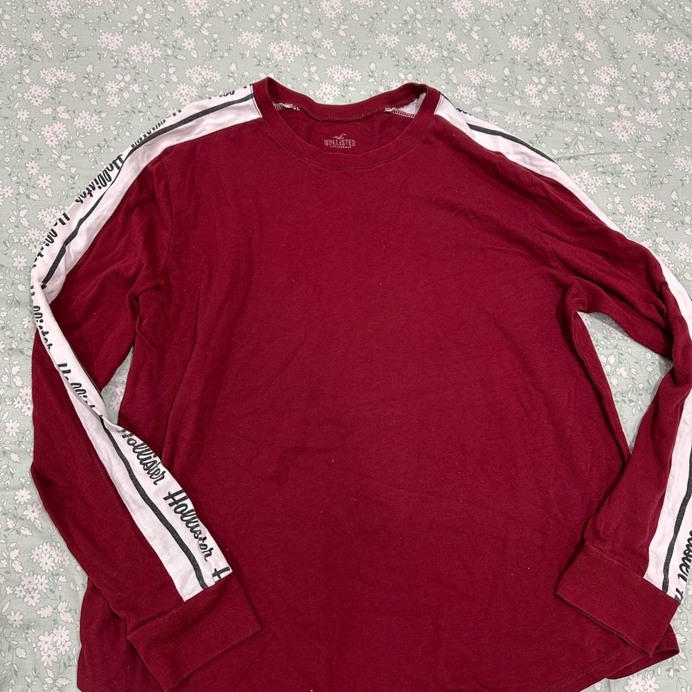 Hollister Burgundy tee with writing on sleeves